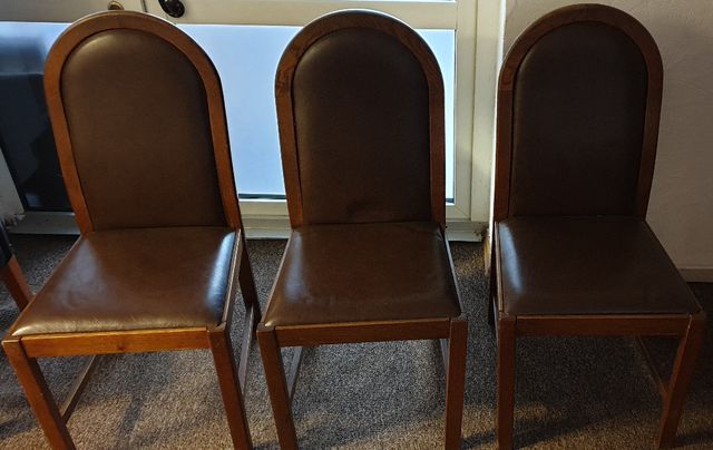 Krzesła antyki ze skórzaną tapicerką 330 zł za 3 szt.