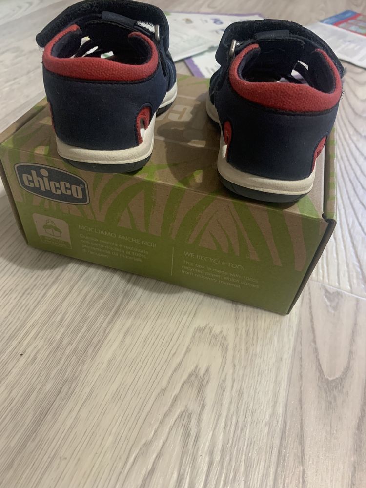 Продам босоніжки chicco