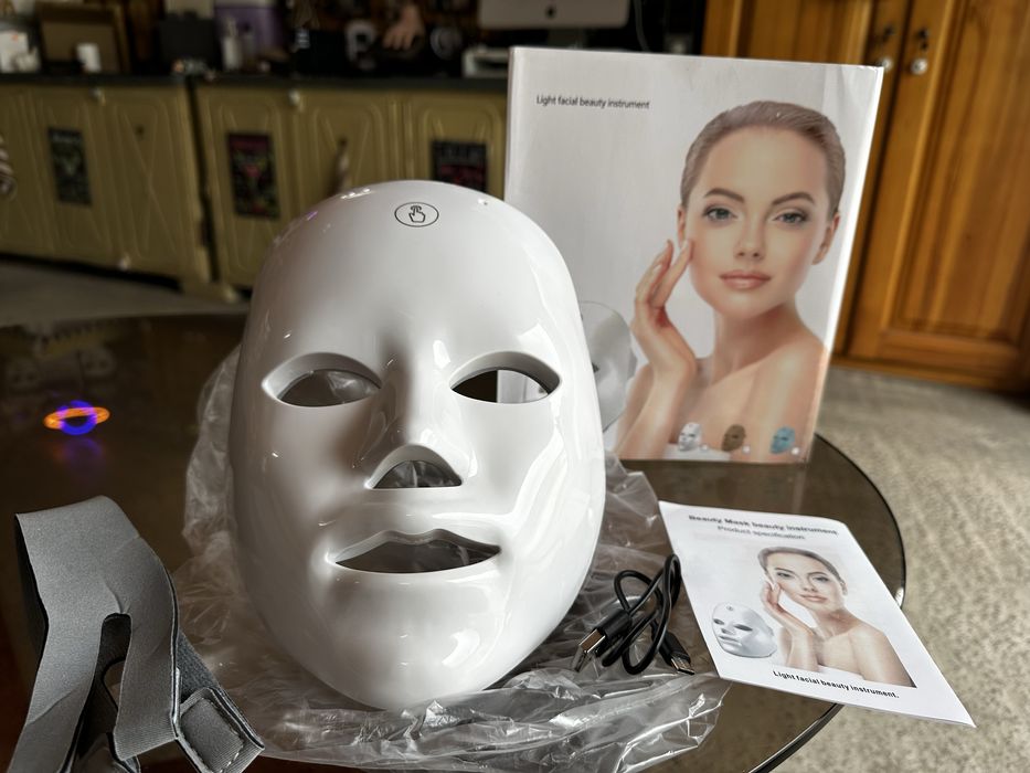 Світлодіодна маска для обличчя з 7 кольоровими спектрами акумуляторна