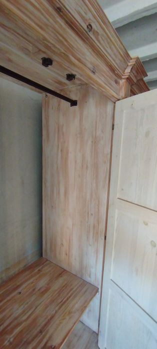 Piękna drewniana szafa.