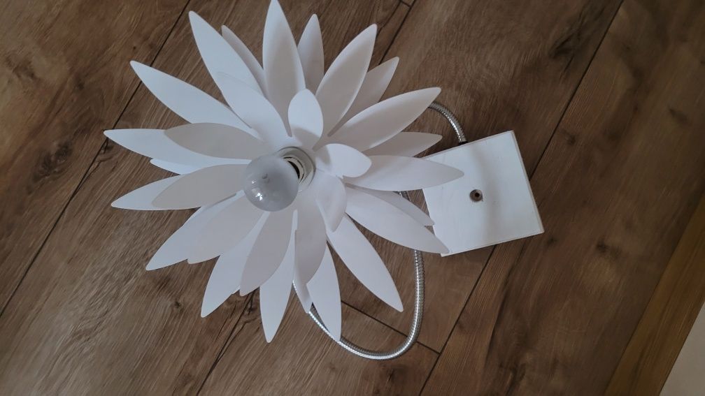 Lampa kwiat białą regulowana elastyczny przewód  design nowoczesny