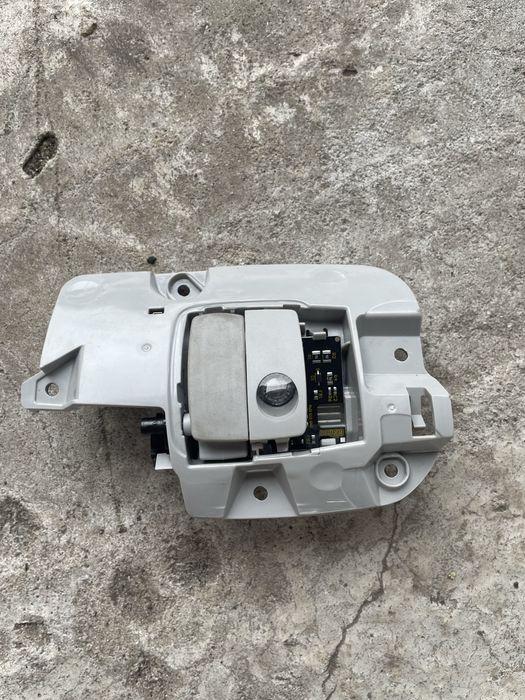 Гачок стельовий лівий / правий (з підсвічуванням) TESLA MODEL Y 2023 р