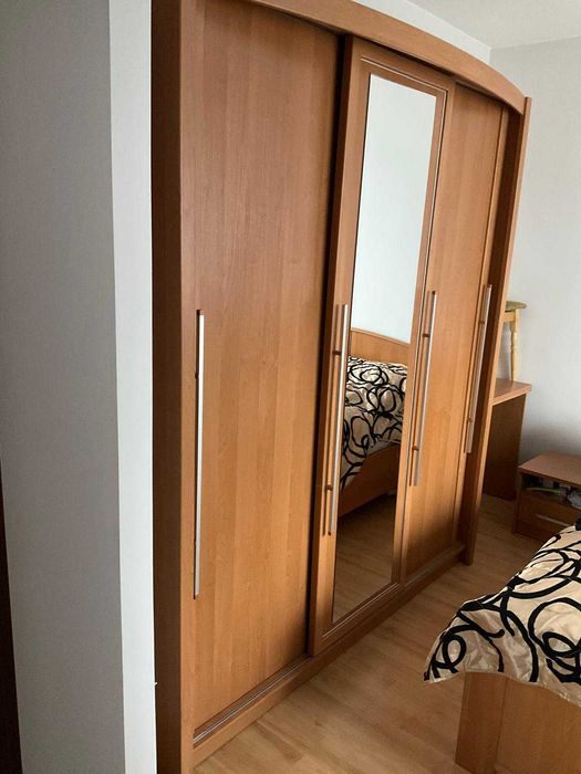 Szafa przesuwna z lustrem