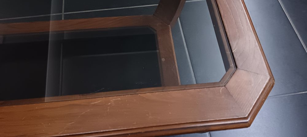 Mesa de sala de madeira e vidro usada.
Com marca de uso, mas em estado