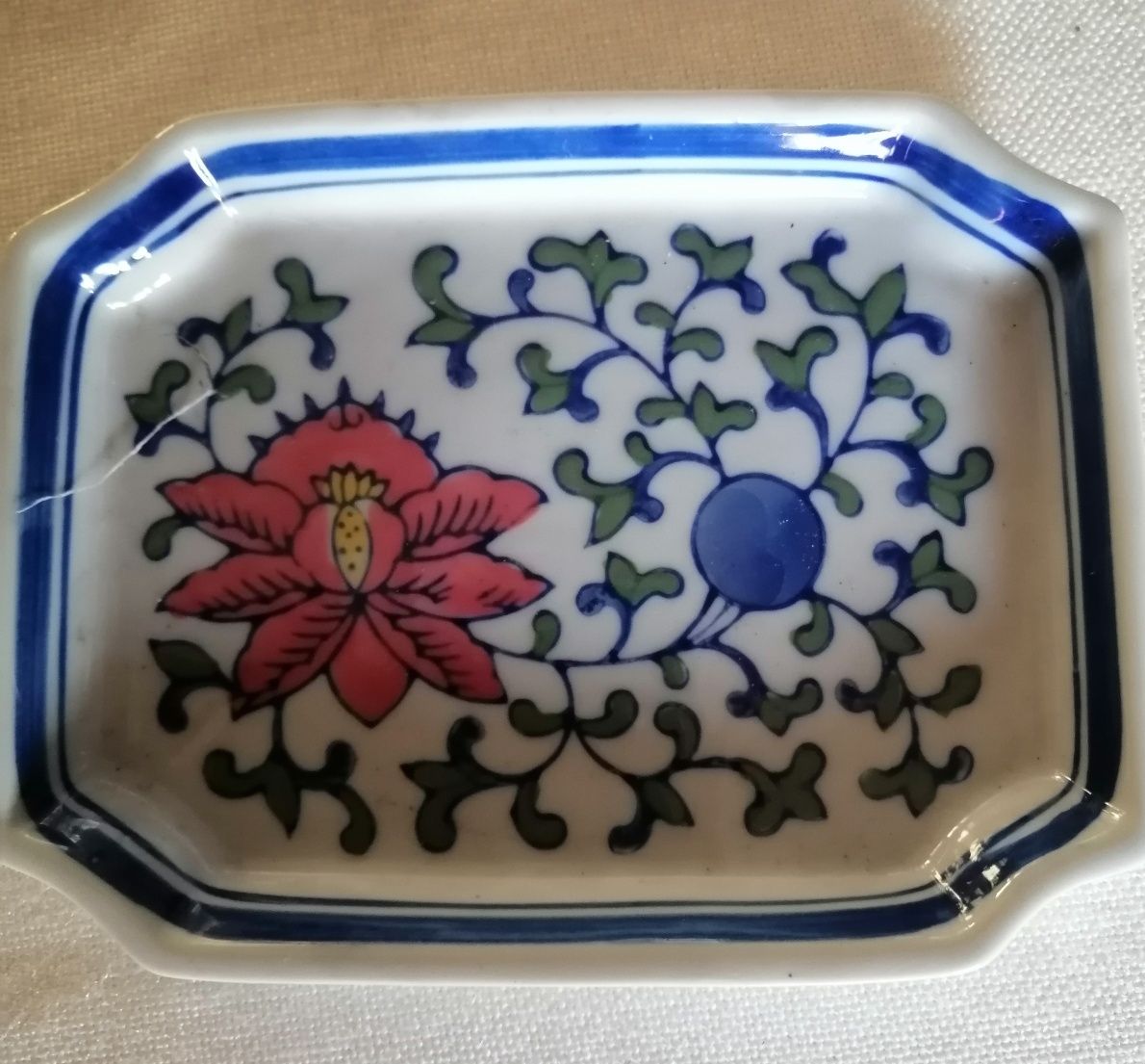 Serviço de chá em porcelana miniatura.