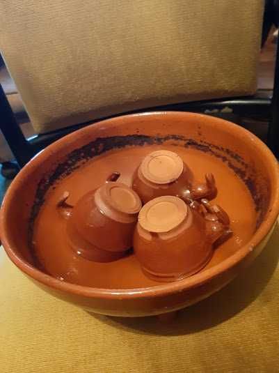 Púcara da queimada galega com chávenas e colher