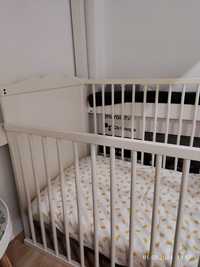 Cama IKEA de bebê, com colchão e roupa