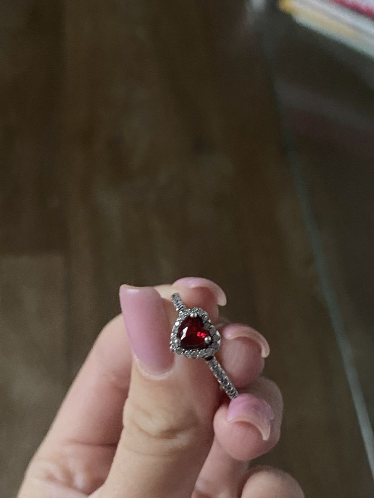 серебряное кольцо пандора красное сердце