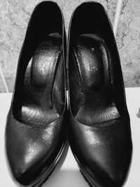 Sapatos pretos..