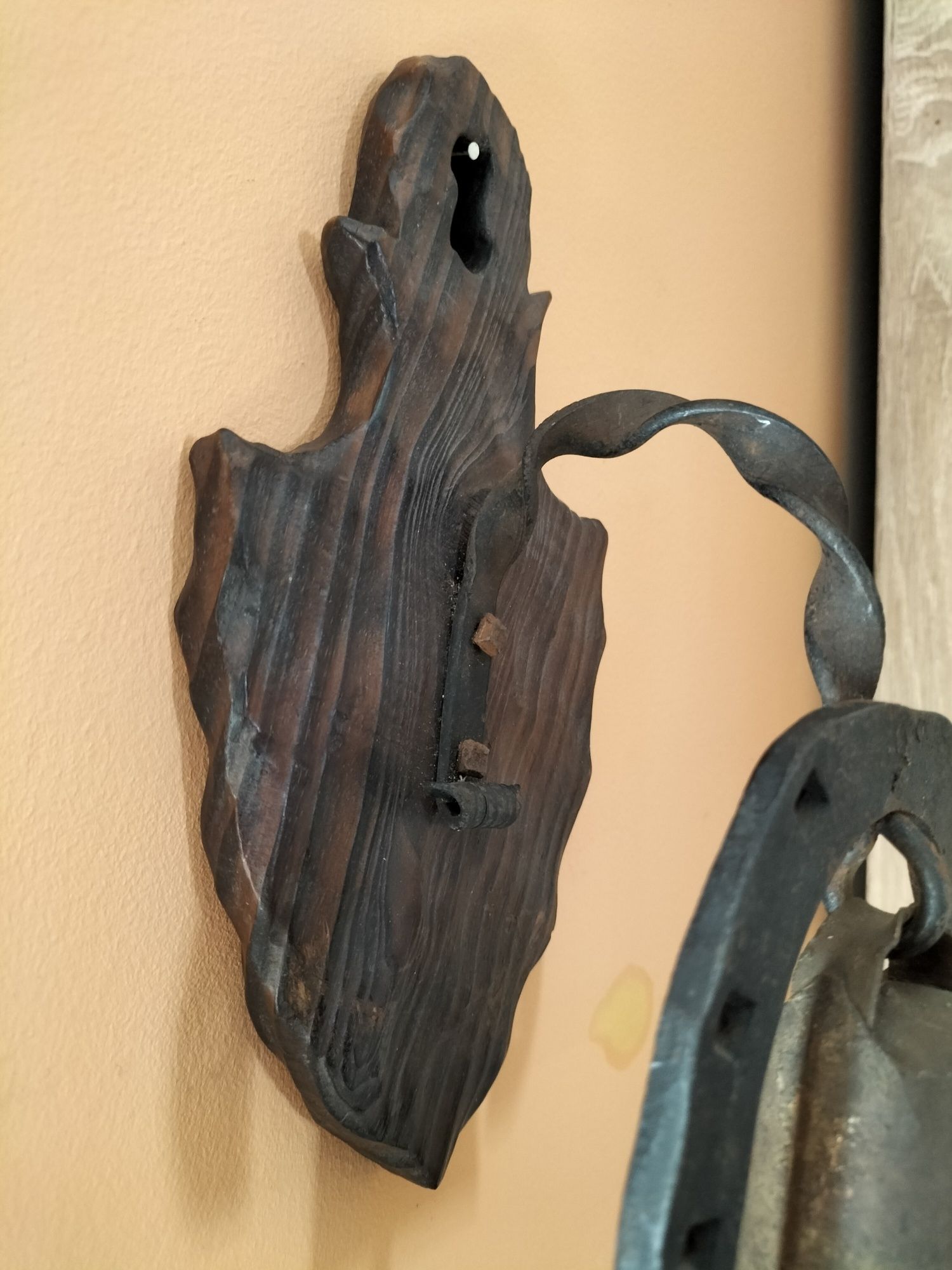 Dzwonek na drewnianej podstawie z  podkową stary wiszący