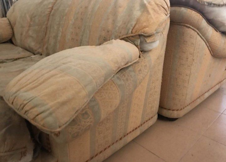 Terno conjunto de 3 sofás nacionais muito bons (p estofar)