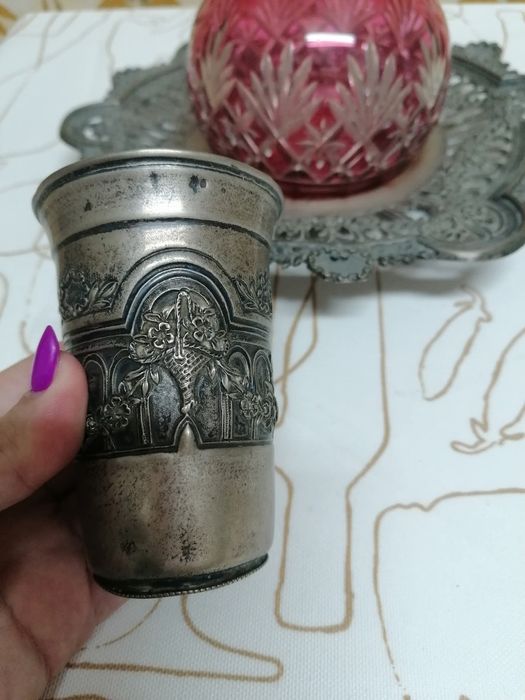 Garrafa de noite em vidro com copo e prato em prata
