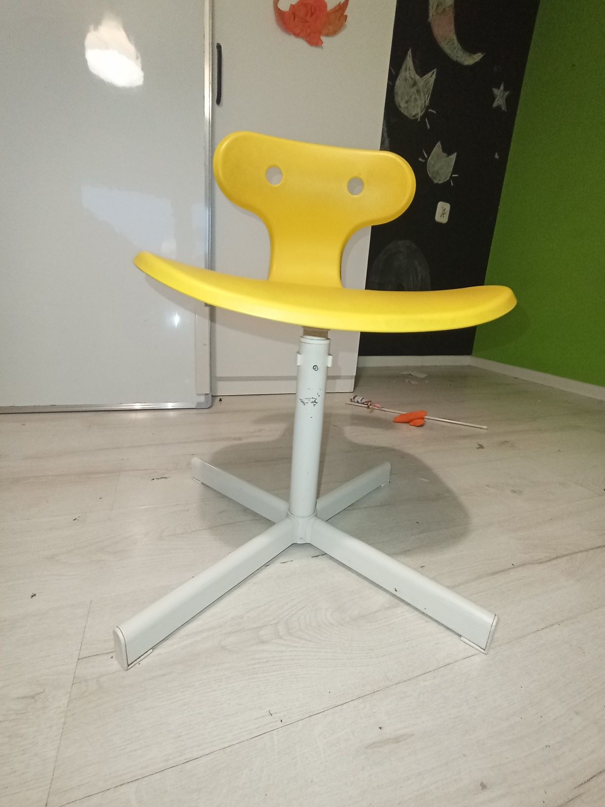 Krzesło IKEA żółte