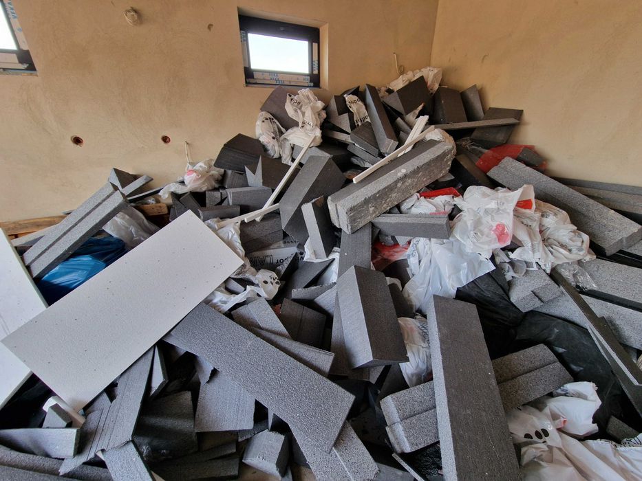 Oddam skrawki styropianu