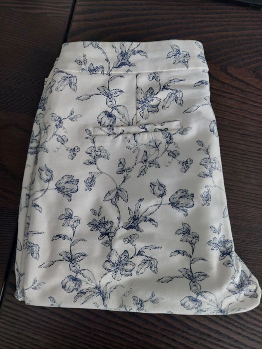 Spodnie Reserved cygaretki 36 białe w kwiaty