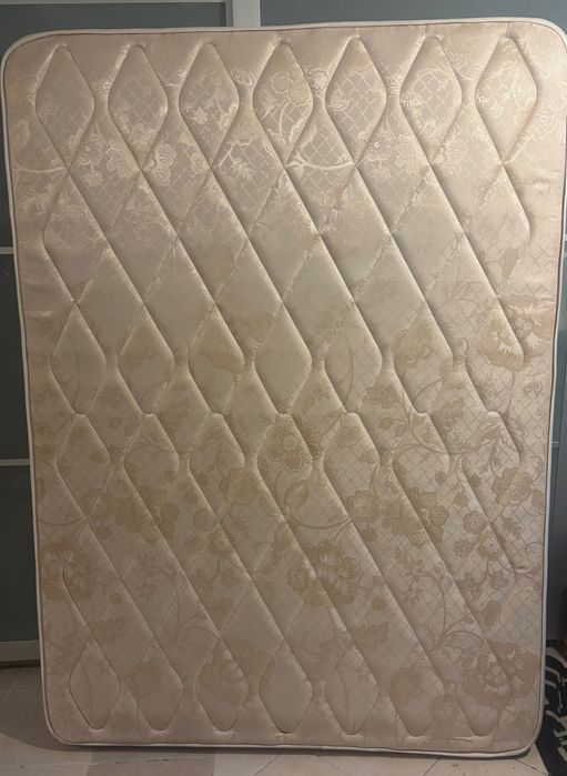 Colchão e estrado com pés - CAMA- pouco uso. OFERTA ALÇADO