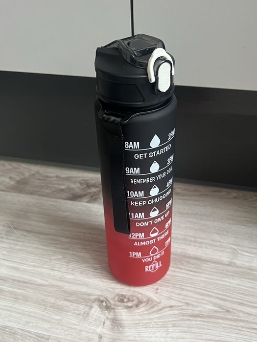 Nowa butelka na wodę 750 ml – czerwono-czarna, z miarką i ustnikiem