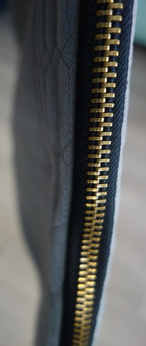 popielate etui na laptop 
zapinane na zamek błyskawiczny