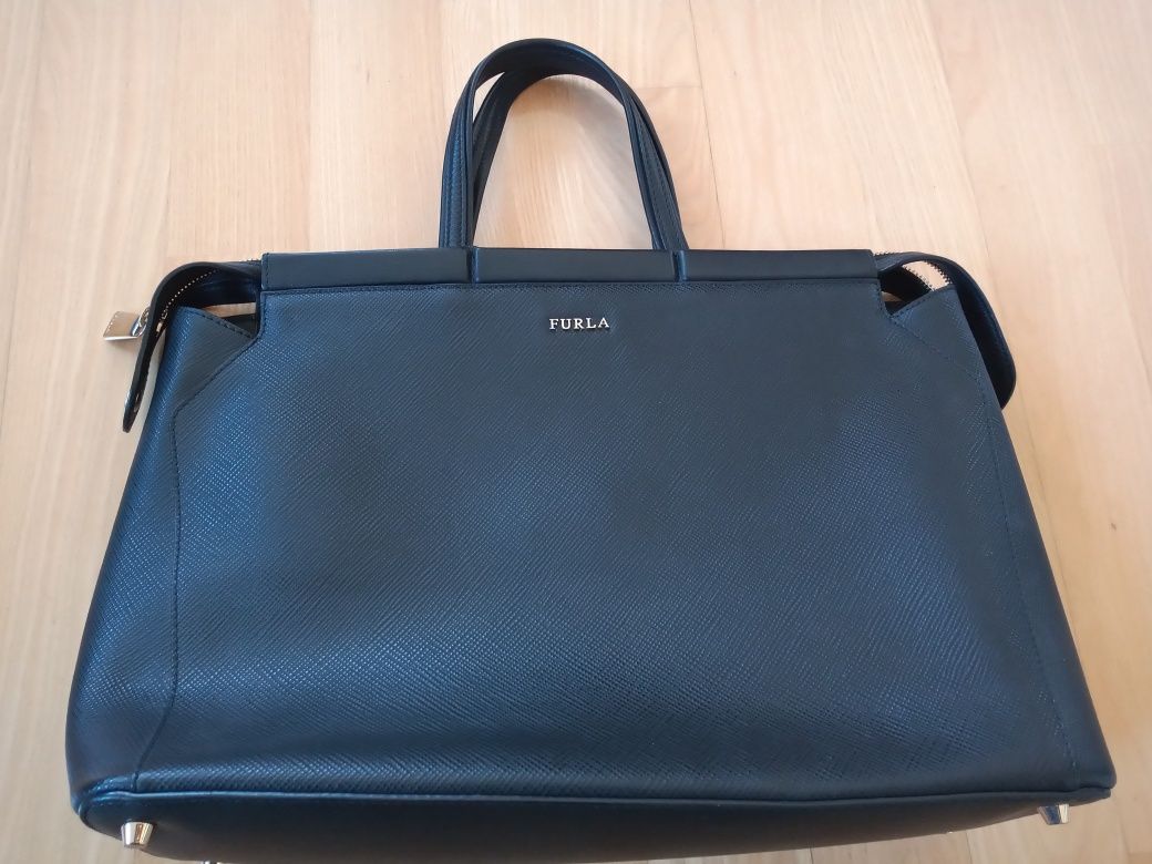 Czarna skórzana torebka Furla