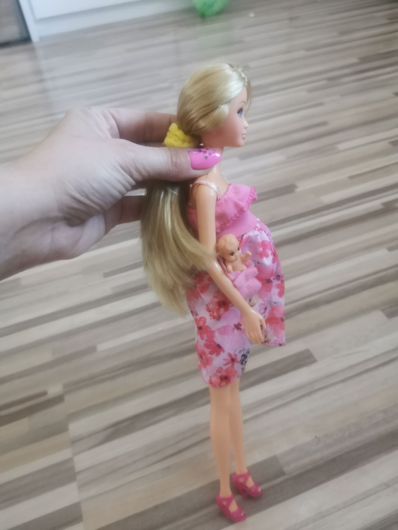 Lalka Barbie w ciazy z dzidziusiem brzuch