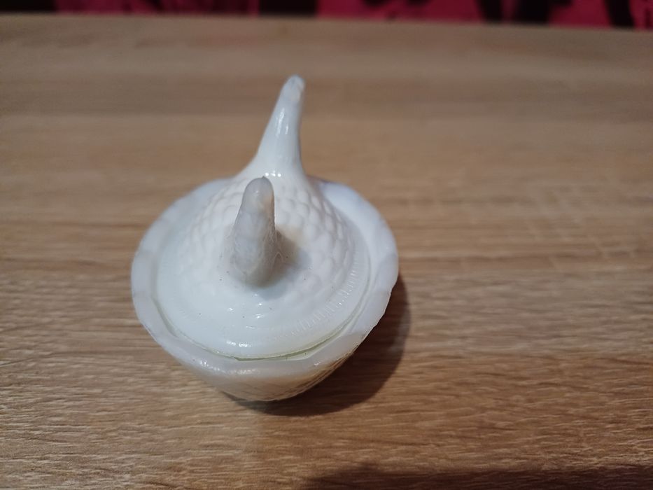 Mała szklana kura solniczka