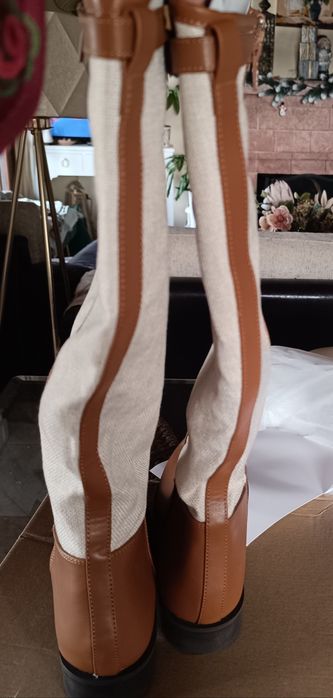 Bota de cano alto camel e bege 
Bota Tipo cavaleiro 
N 39 
Nunca usada