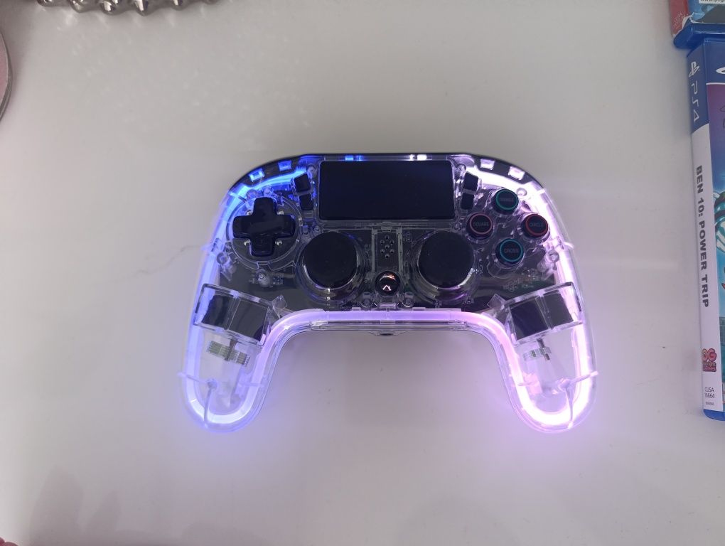Konsola PS4 plus 3 pady plus gry