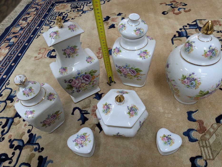 Conjunto de 23 peças de porcelanas encarnaçao