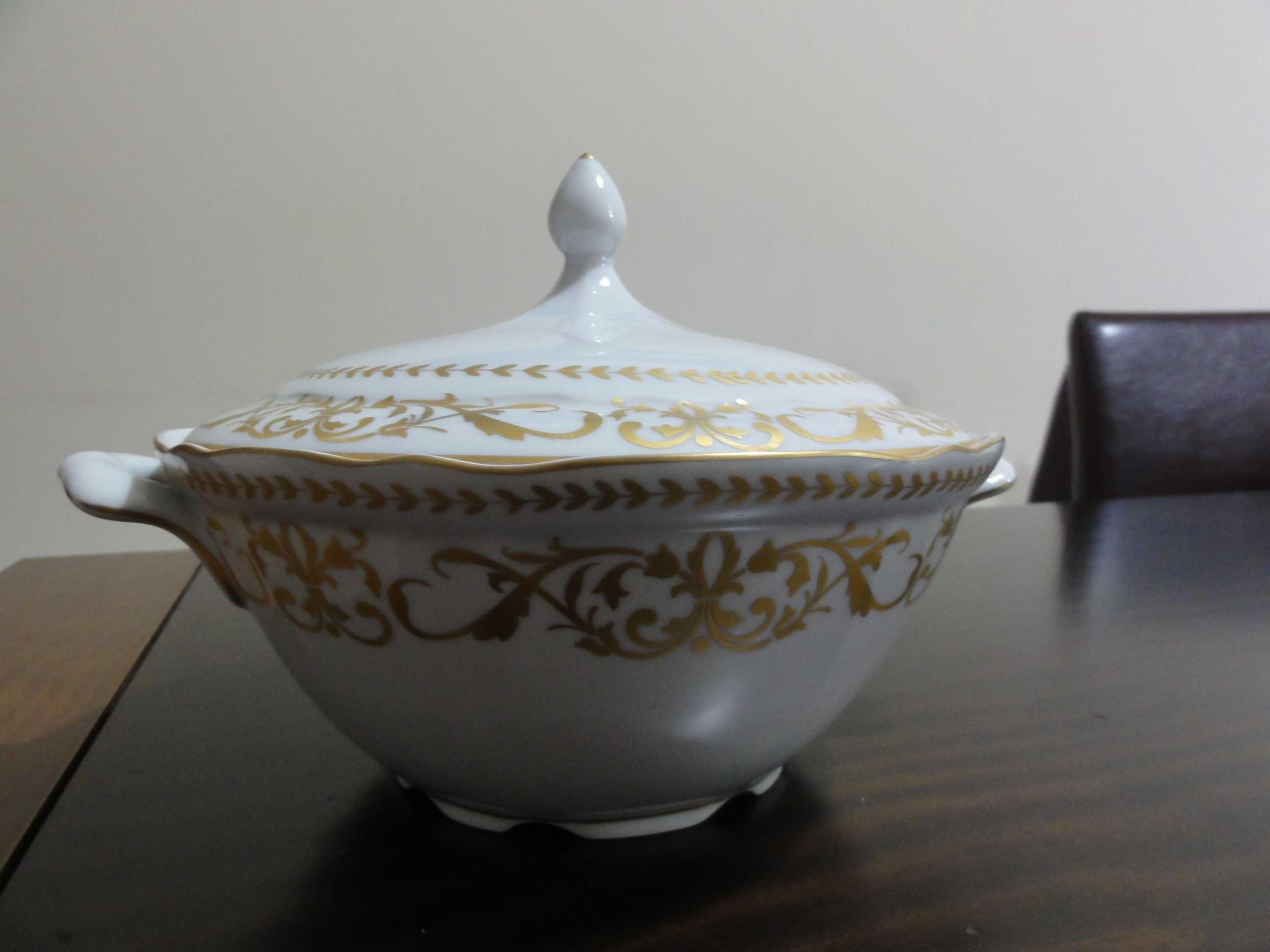 Terrina em porcelana com dourados