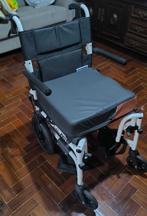 Cadeira de rodas, braços rebatíveis, com almofada anti escaras. Nova.