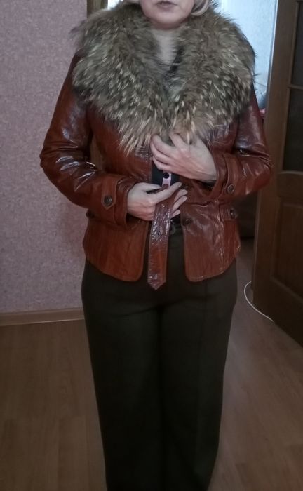 Куртка шкіряна з коміром з натурального хутра