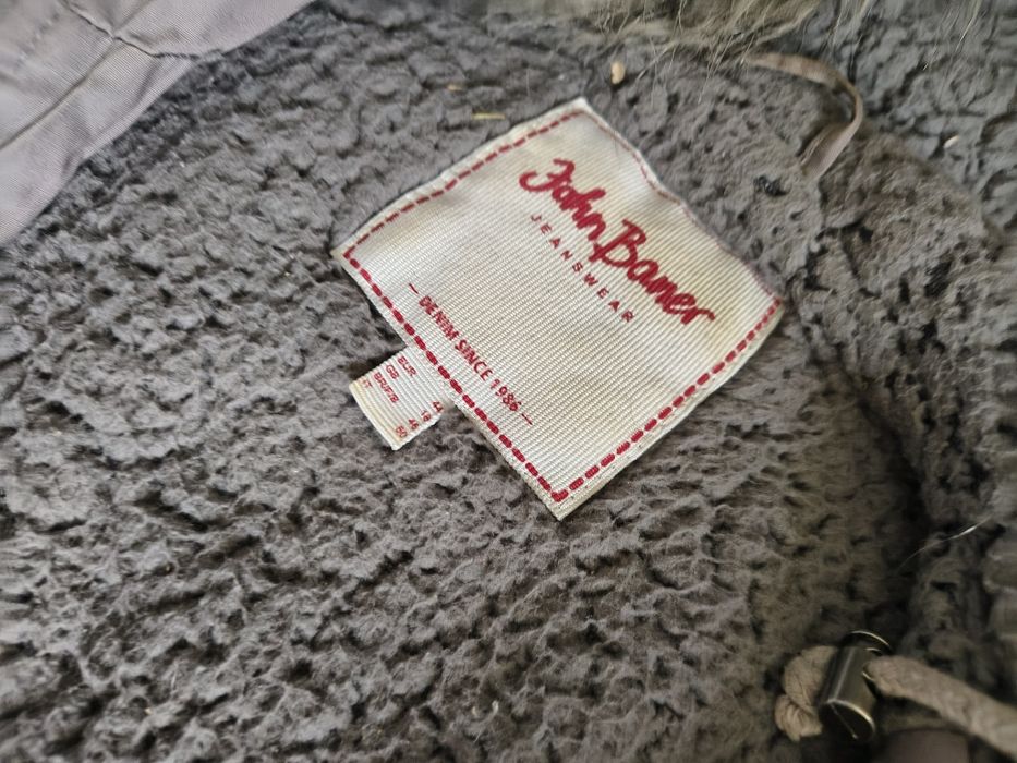 Szarą kurtka z kapturem