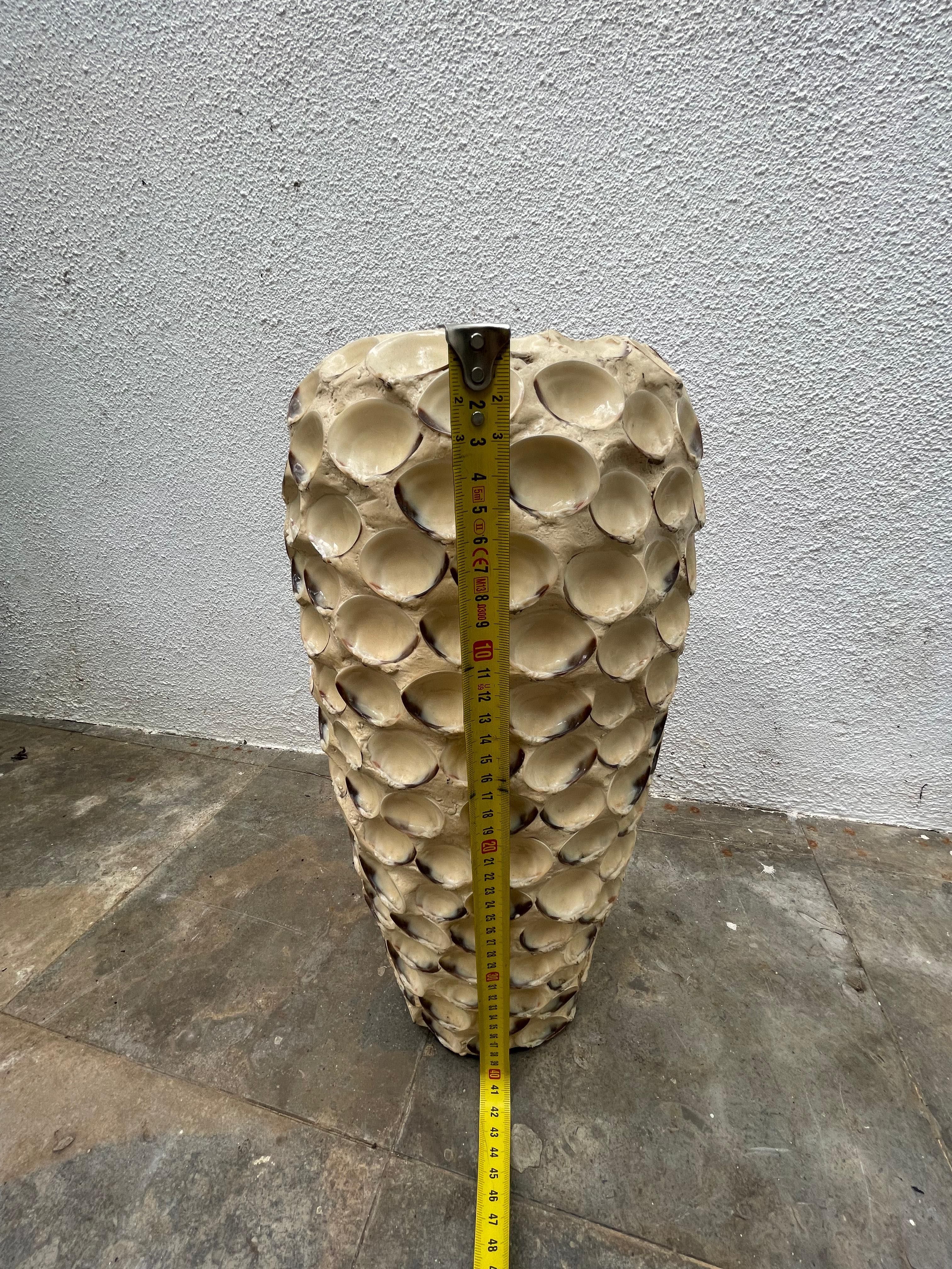 Jarra cerâmica com conchas