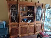 Movel de sala com prateleiras, portas e vidro