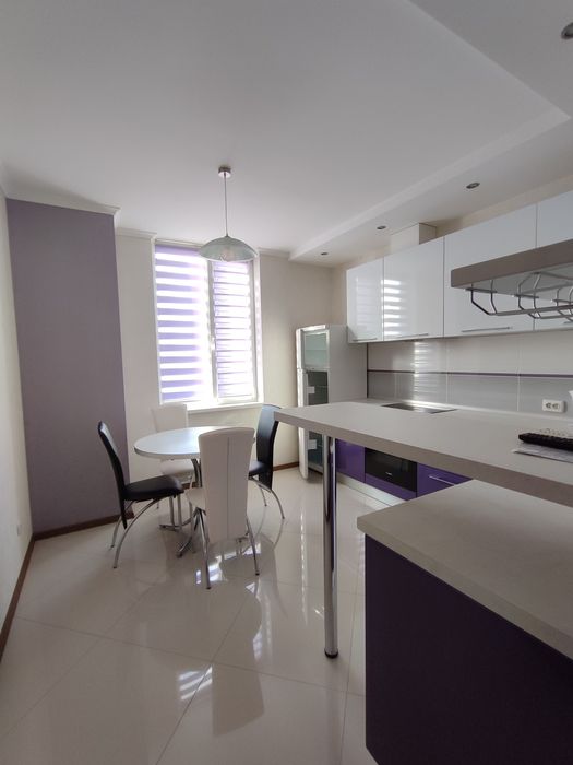 Оренда квартири в центрі в новому будинку з паркомісцем.