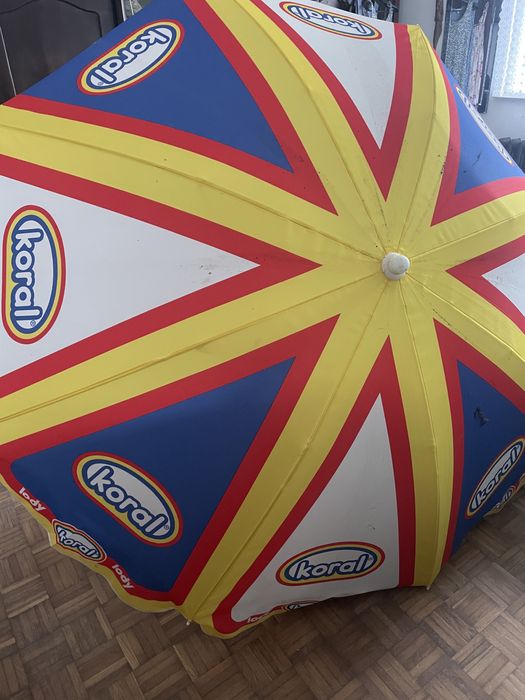 Plażowy parasol ze stojakiem
