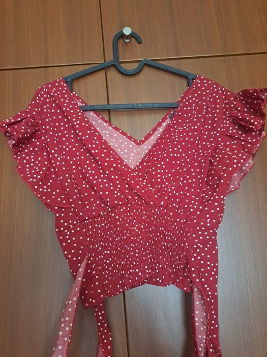 Top vermelho com laços
