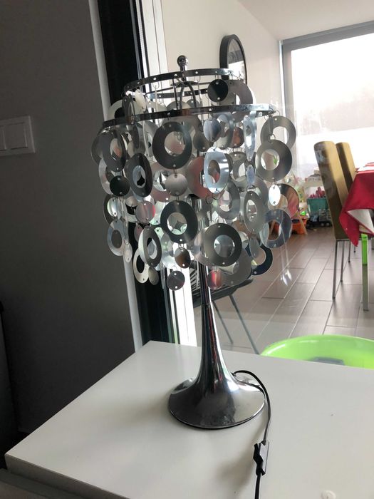 Cadeeiros de pé em metal