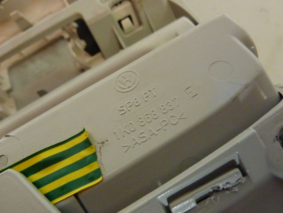 VW TIGUAN 5N GOLF V lampka oświetlenia wnętrza schowek 1K0.947105