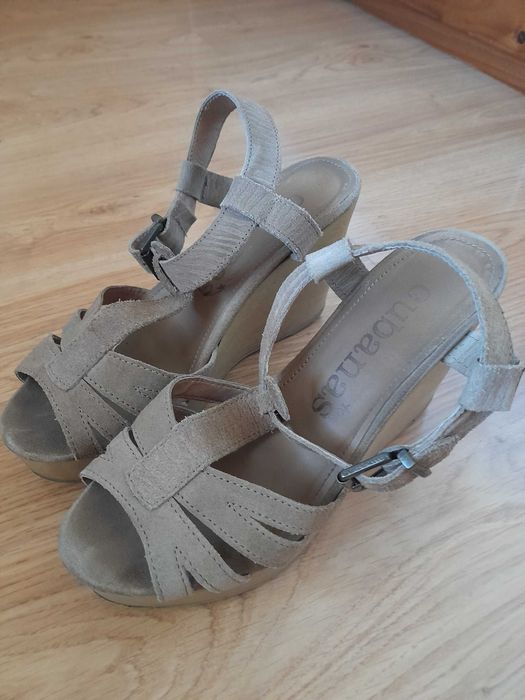 Sandálias Cubanas, com cunha, em camurça bege, tam 38.Em bom estado.