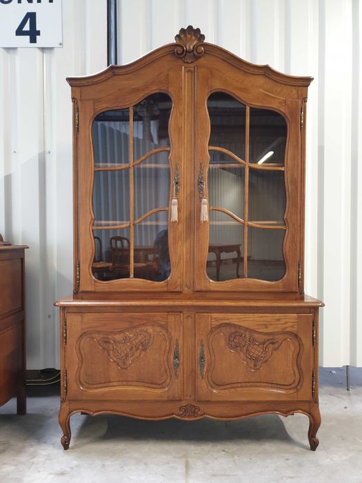 Piękna jadalnia ludwikowska komoda, witryna i stół i sześć krzeseł.