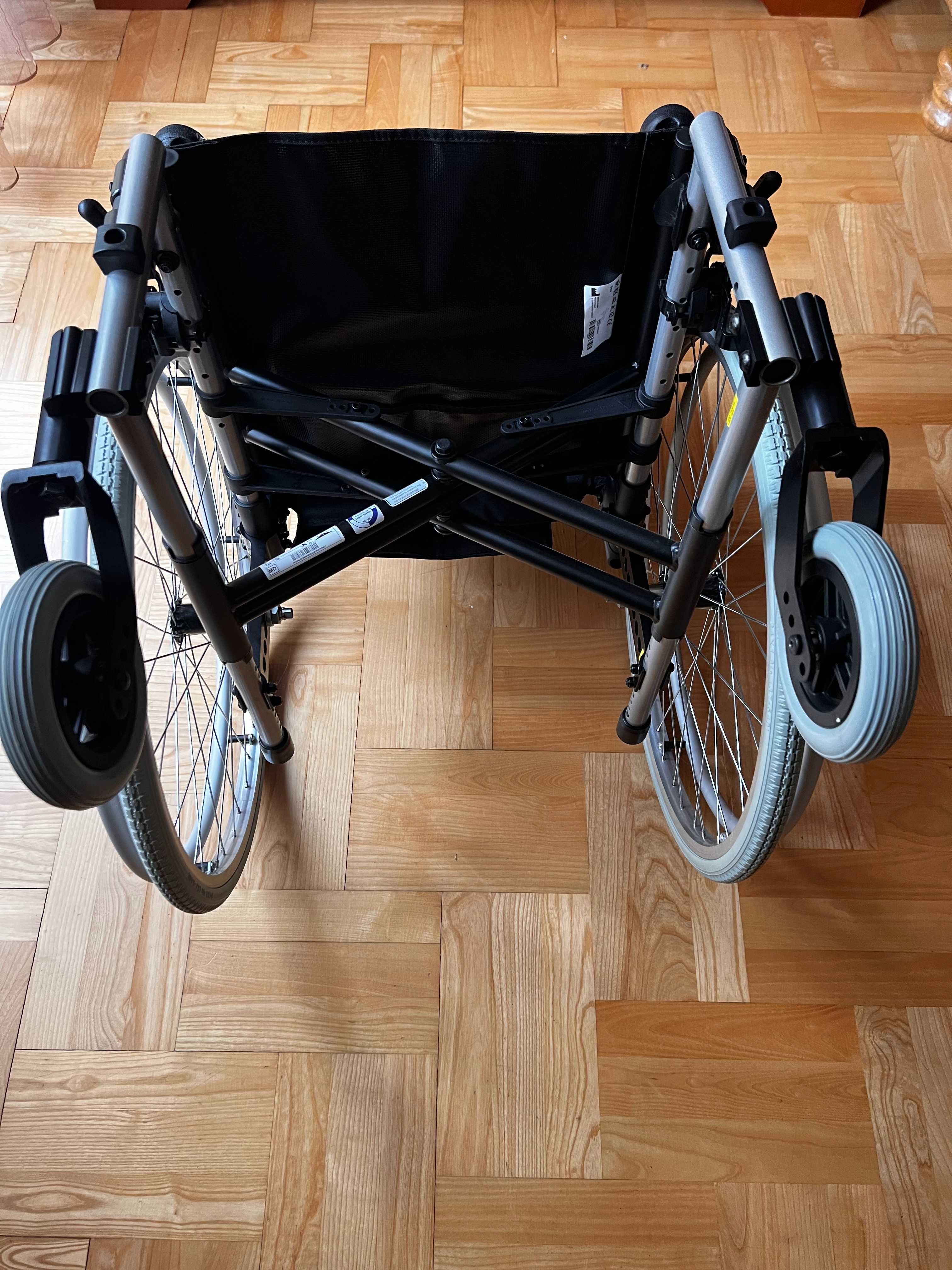 Wózek dla osoby niepełnosprawnej.