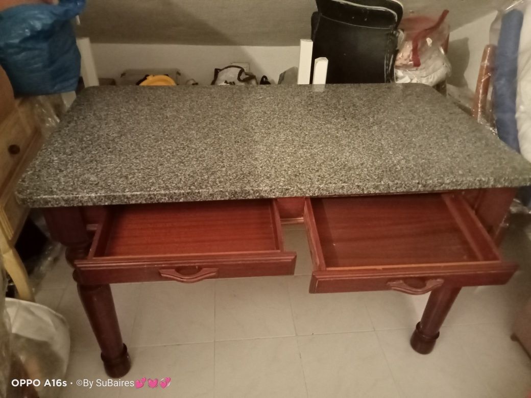 Mesa de madeira e mármore