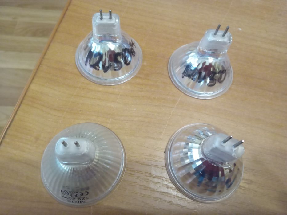 Лампочки точечного освещения.