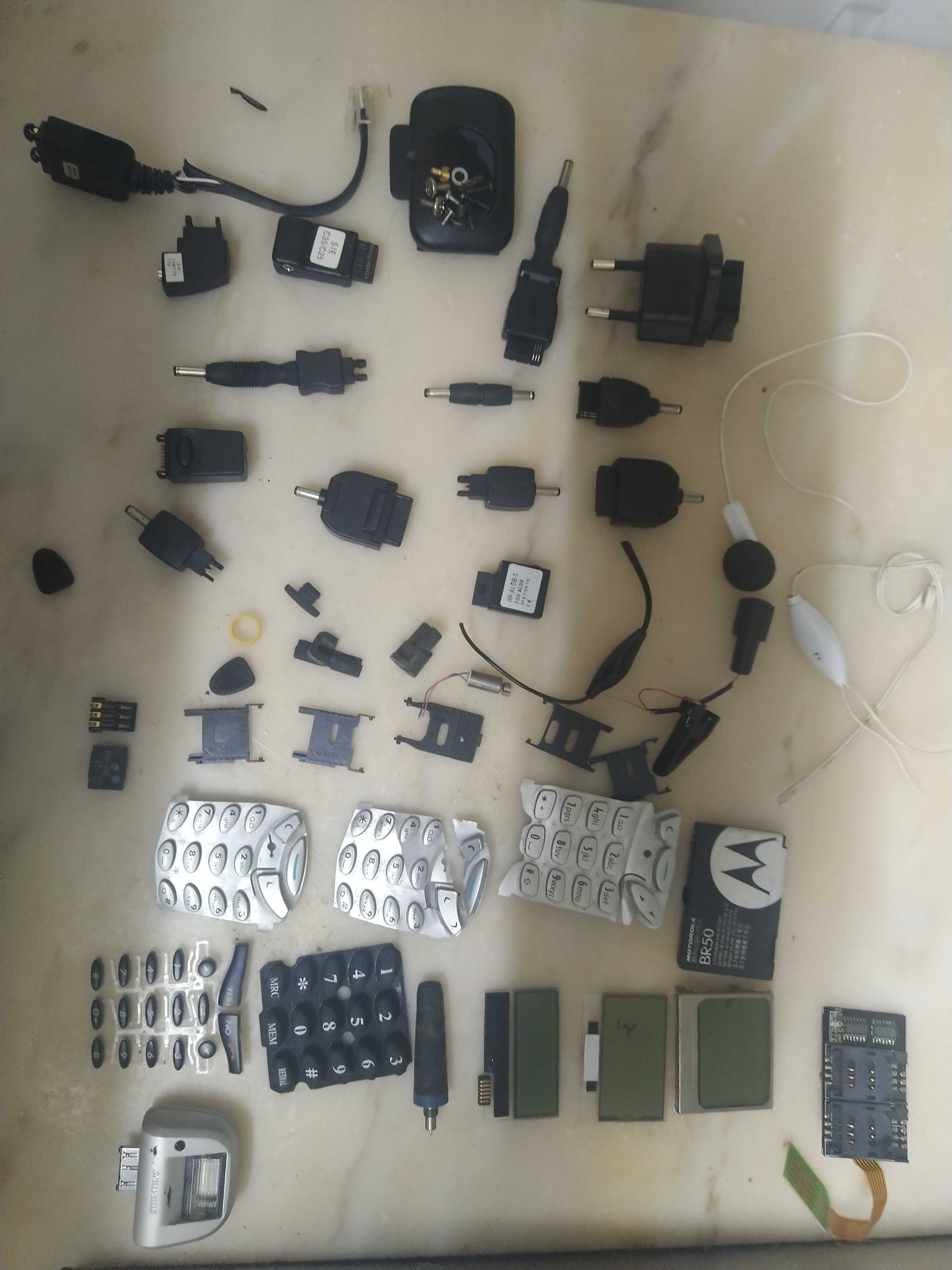 Carregadores e peças componentes para telemóveis antigos.