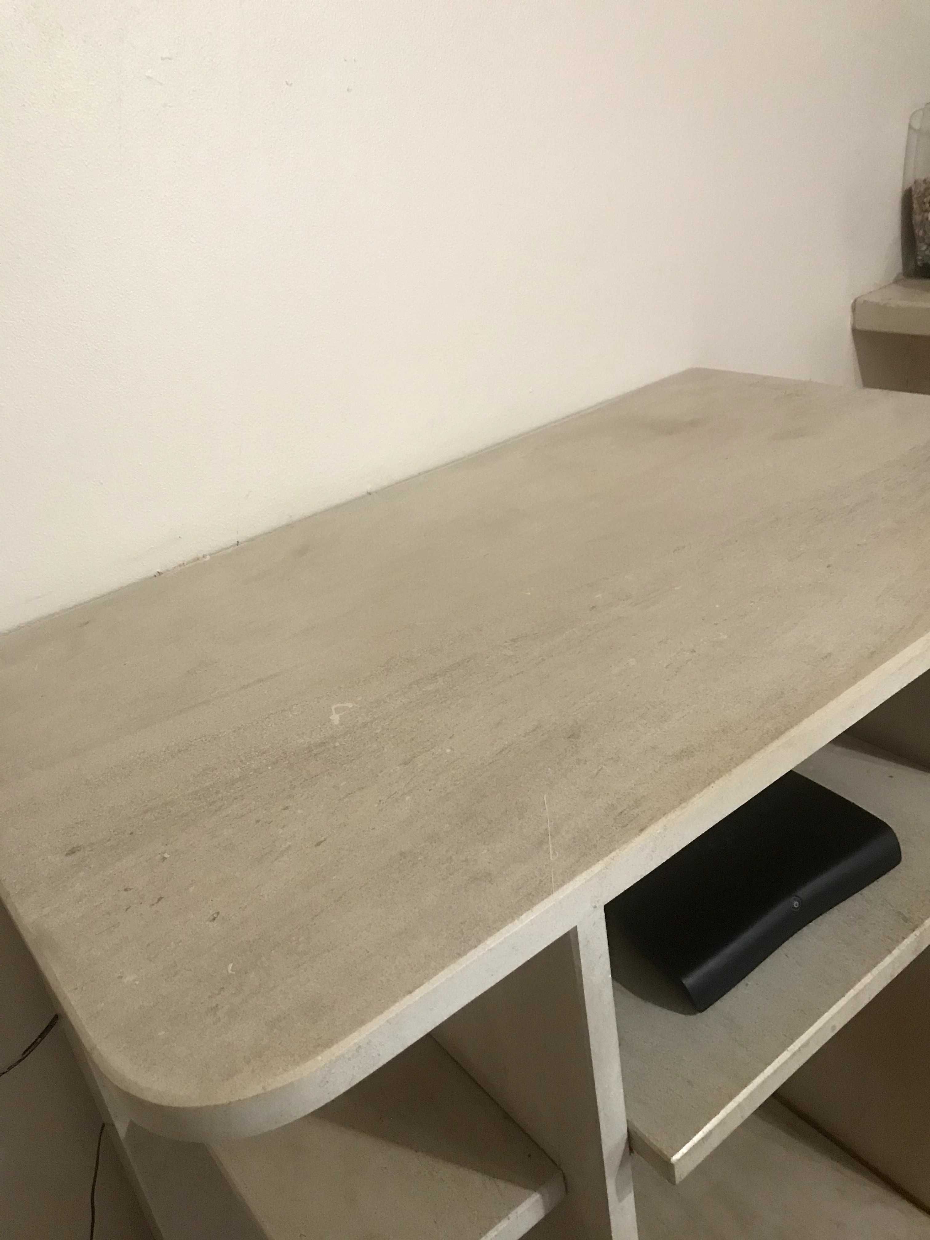 Móvel em mármore para televisão