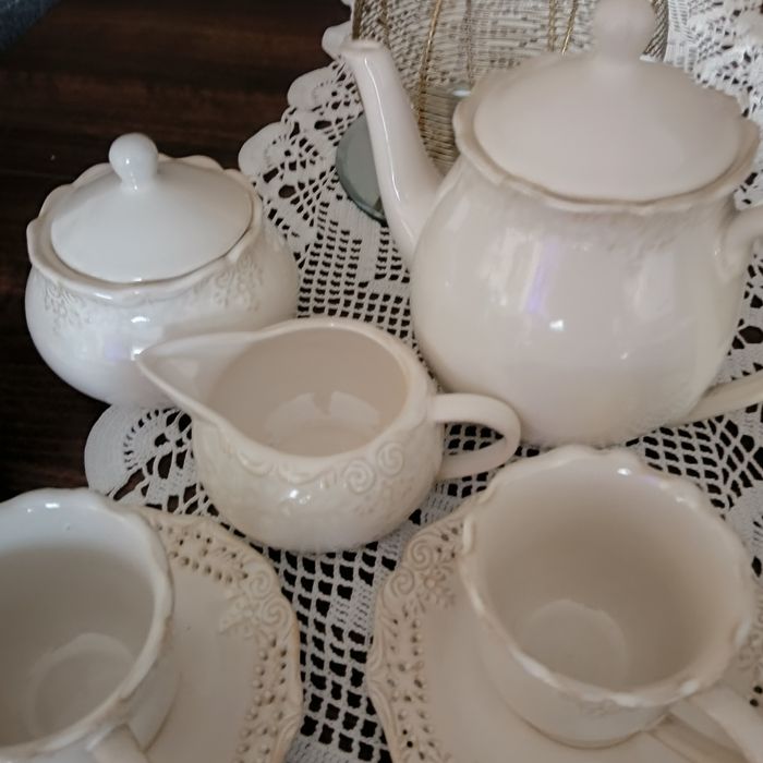 Ażurowy serwis kawowy firmy Veroni 22 elementy