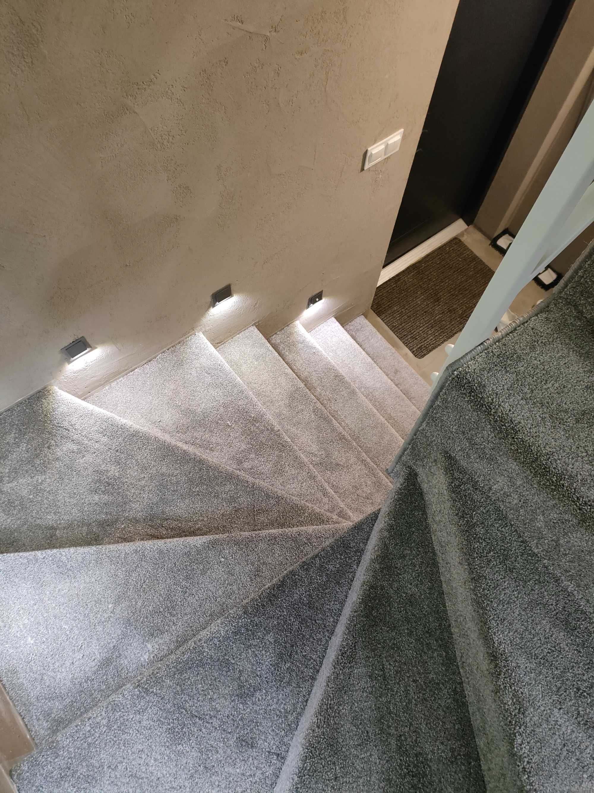 Montaż wykładziny dywanowej na schodach  , schody od A do Z wylewka