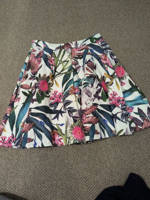 Mohito rozkloszowana spódnica w kwiaty S 36 materiał 3D z fakturą rozk