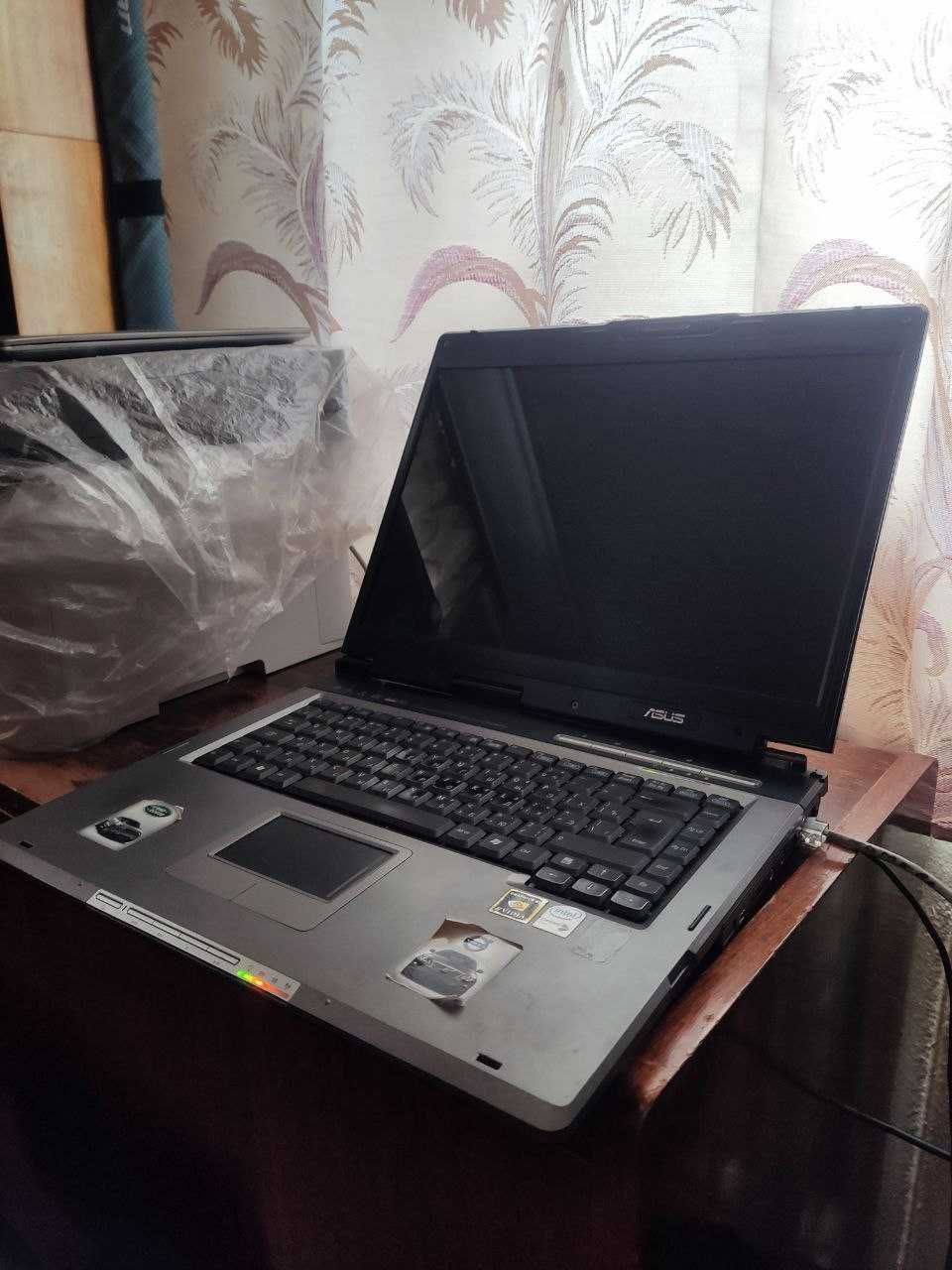 Продам старий ноутбук ASUS A6J (на запчастини або під відновлення)